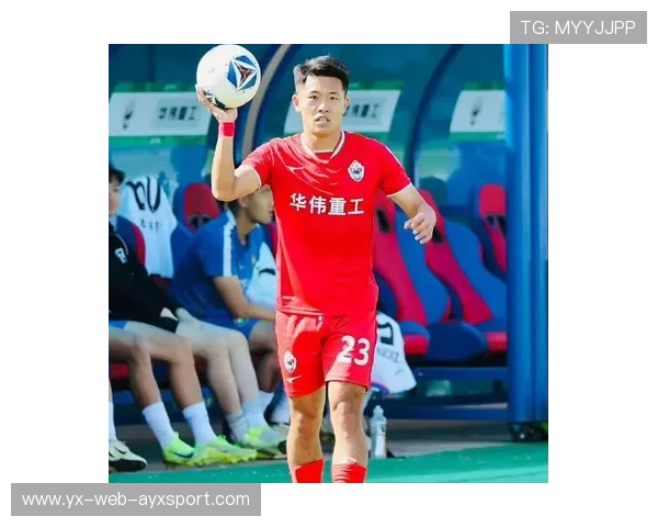 主帅怒踢水瓶被罚上看台!场边表情火爆